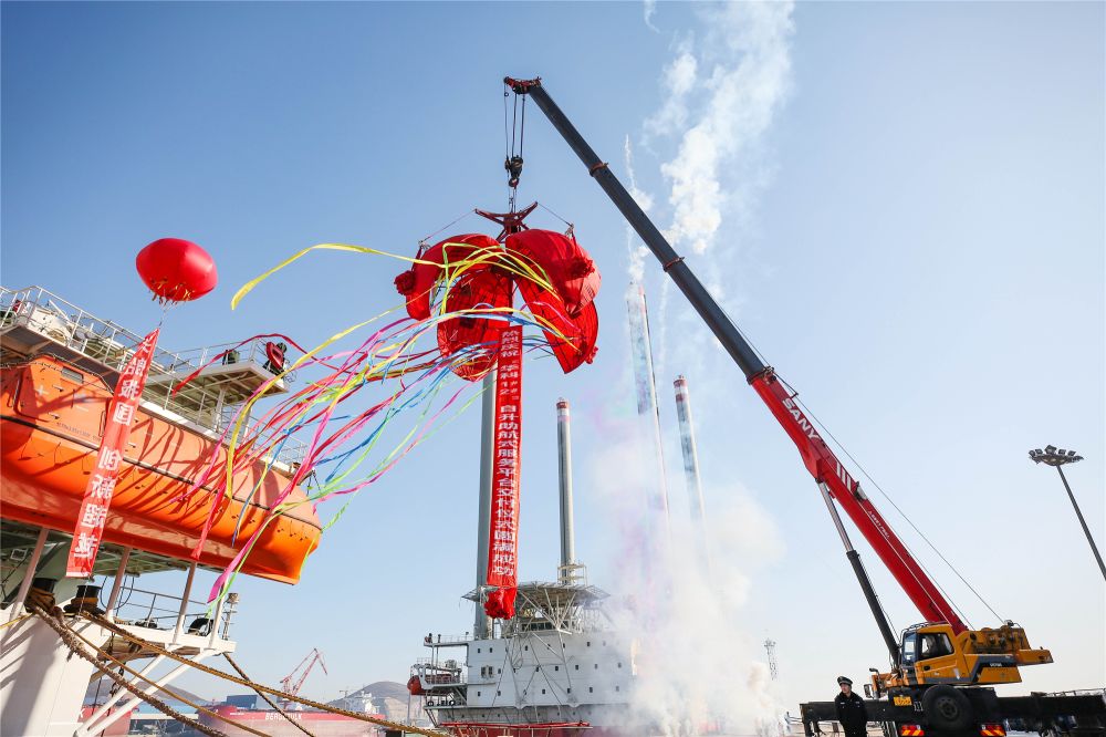 渤船重工建造的華科1號、2號自升助航式作業(yè)平臺命名交工